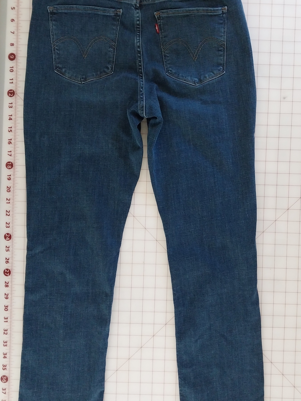 Women's Straight Leg Levi Jeans in Dark Blue Denim